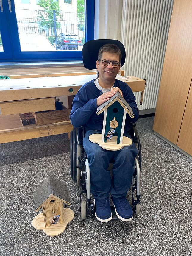 Kick-Off FC Homburg Kick-Off FC Homburg, Präsentation eines Vogelhäuschens durch eine Person