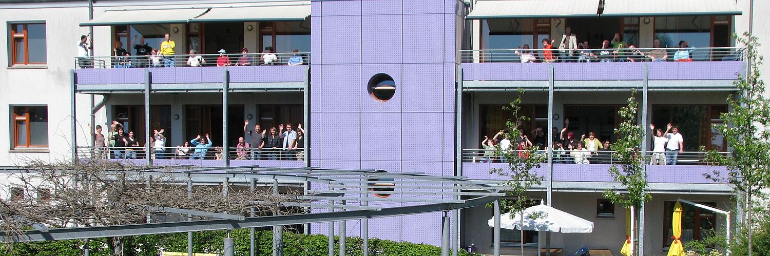 Das Bild zeigt das Gebäude der Wohnanlage am Hüttenpark von außen.