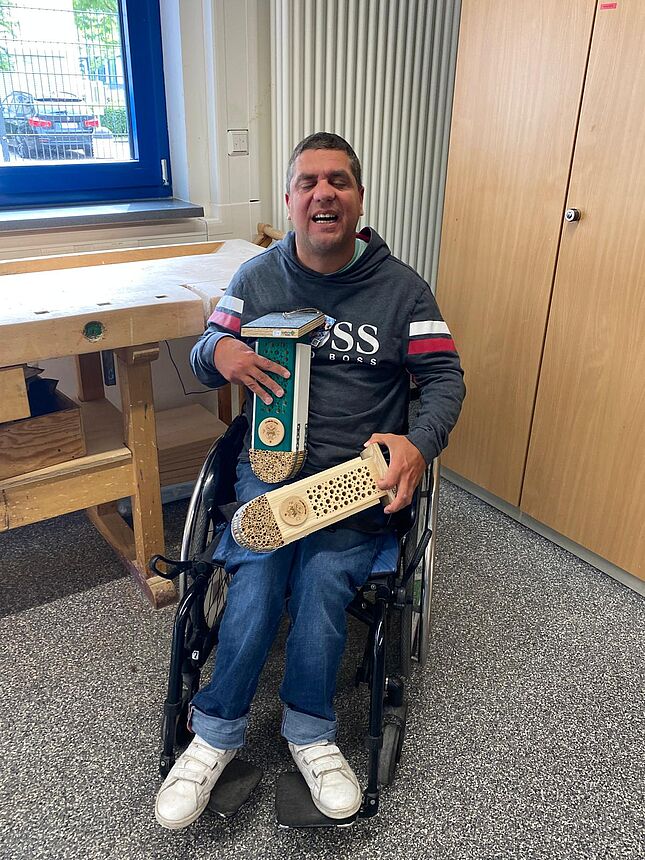 Kick-Off FC Homburg Kick-Off FC Homburg, Präsentation eines Insektenhotels durch eine Person