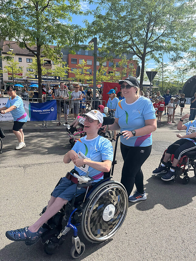40. levoBank Stadtlauf in Lebach, Rollstuhlfahrer mit Begleitung