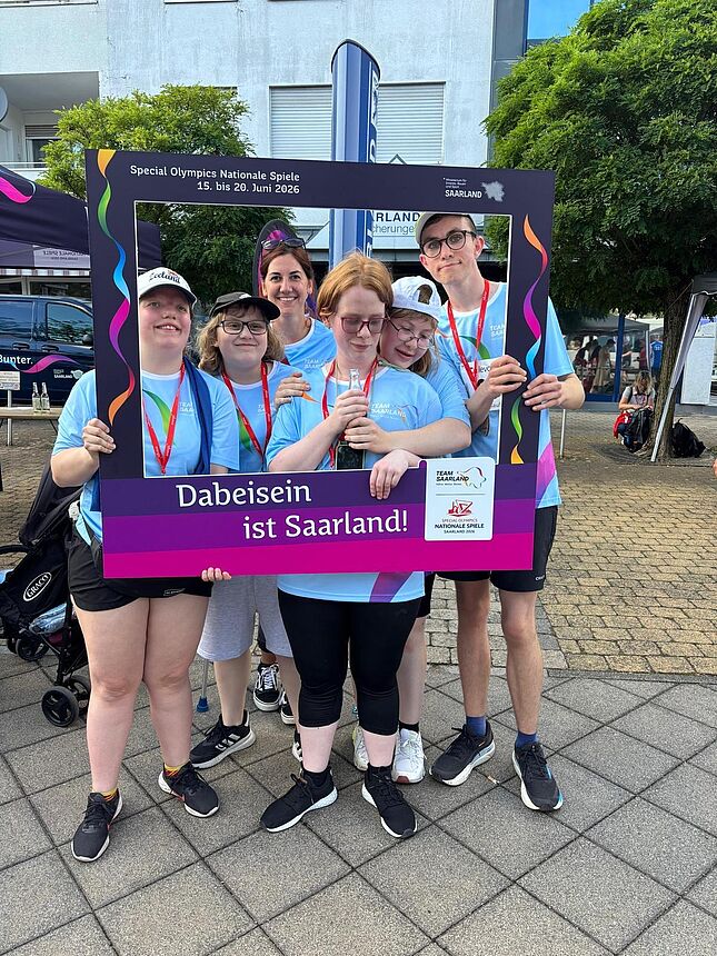40. levoBank Stadtlauf in Lebach, Gruppenfoto in Rahmen mit Illustration